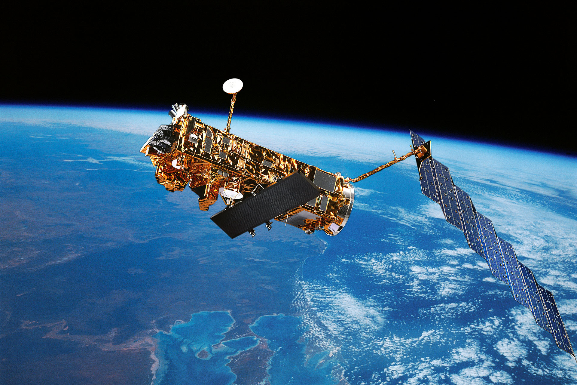 <strong>10 YEARS: SATELLITE</strong> Ten years in the making (1/2): From 2002 to 2012, the satellite Envisat orbited the Earth every 100 minutes, analysing the hole in the ozone layer, documenting the state of the Poles, measuring greenhouse gases, recording natural catastrophes, and mapping forests.